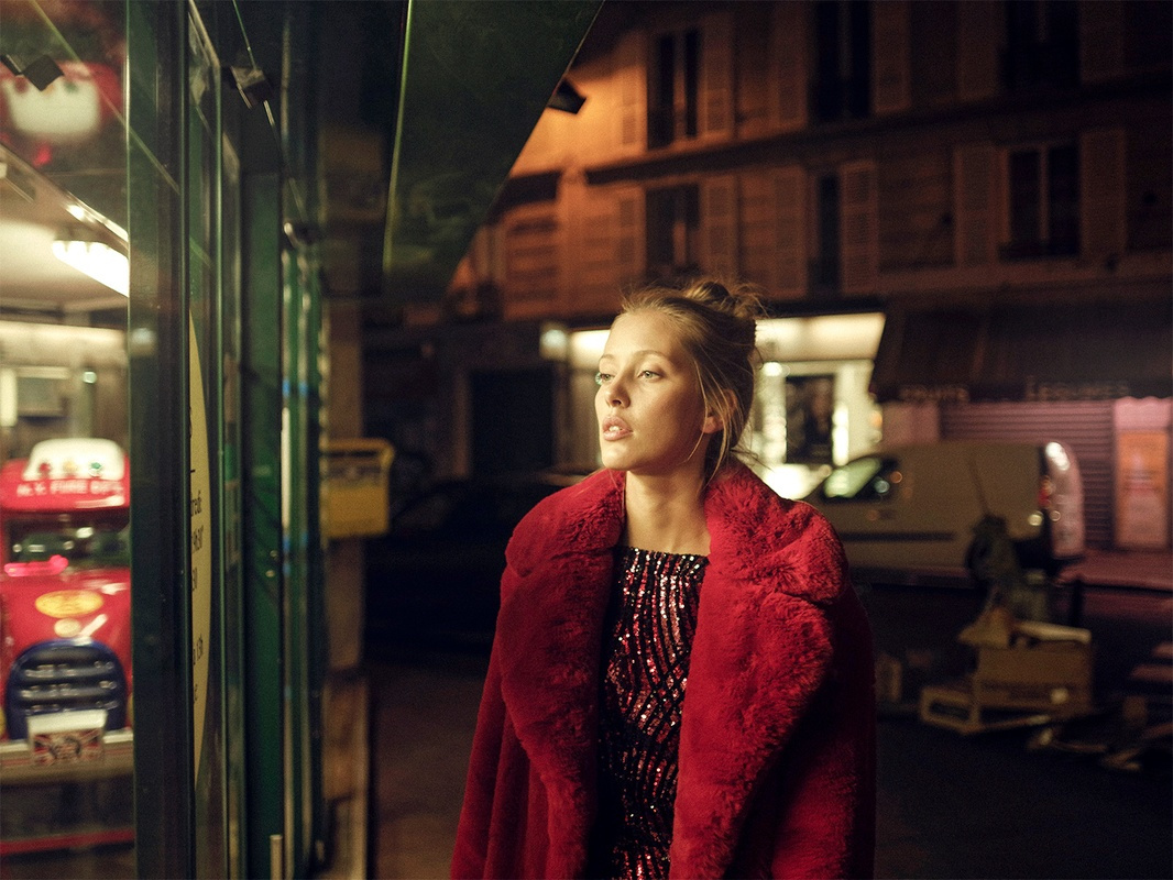 Envie de br�ler la nuit en robe � paillettes et fausse fourrure �carlate...