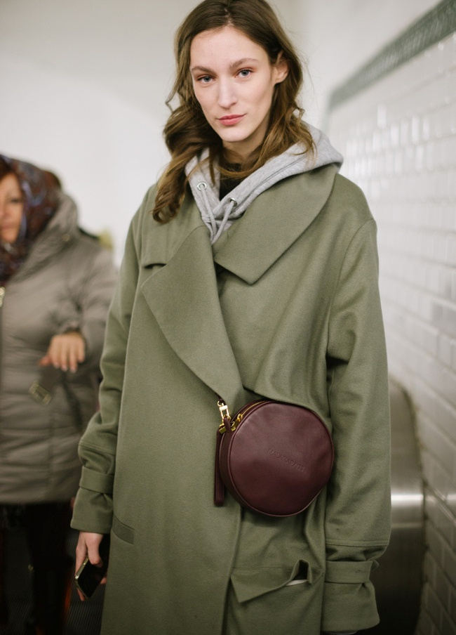 Maxi imper kaki + petit sac circulaire bordeaux + sweat gris = le bon mix