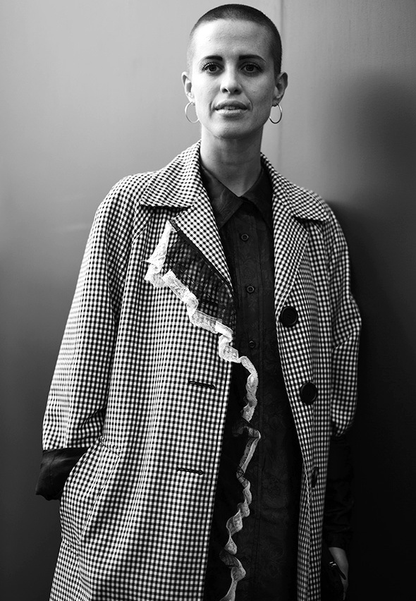 Entre cr�oles et manteau sophistiqu�, cette jeune femme sait parfaitement tirer parti de sa coupe ultra courte !