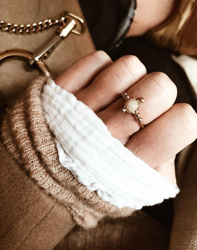 Maille camel + blouse blanche + fine bague dor�e = le bon mix