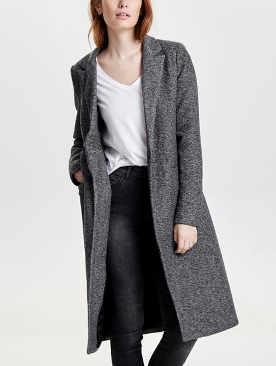 porter un manteau gris