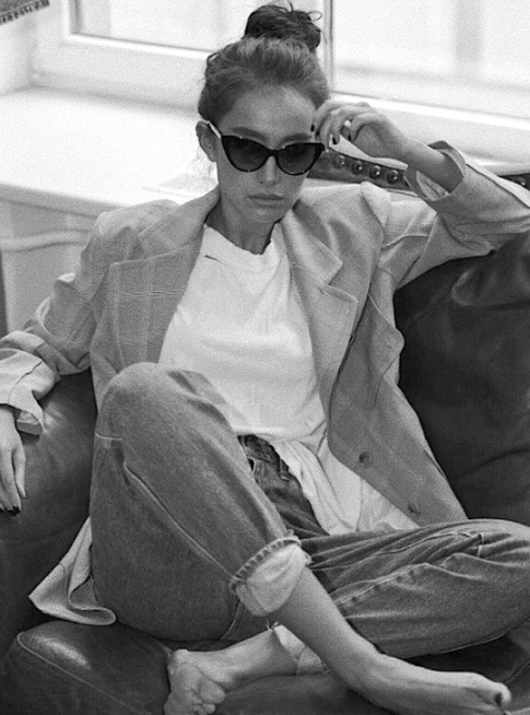 Chignon haut flou + lunettes cat-eye = le bon mix