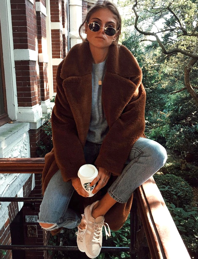 Le manteau en fausse fourrure marron, le v�tement doudou du moment