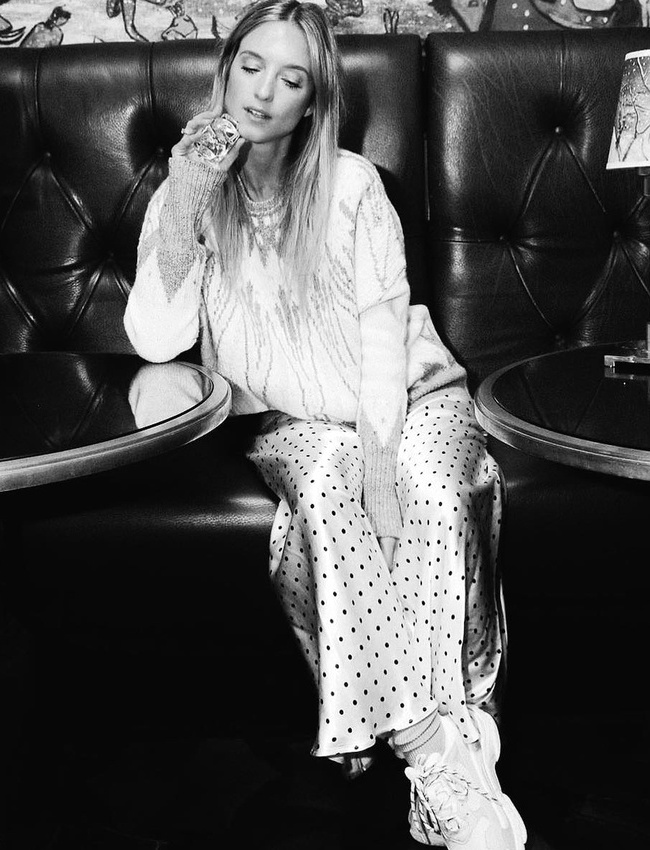 Pull-over + longue jupe � pois + baskets = le bon mix