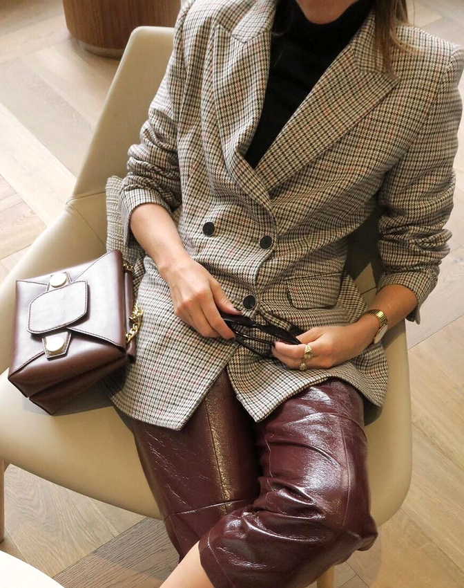 Blazer masculin � carreaux �cossais + pantalon en cuir = le bon mix