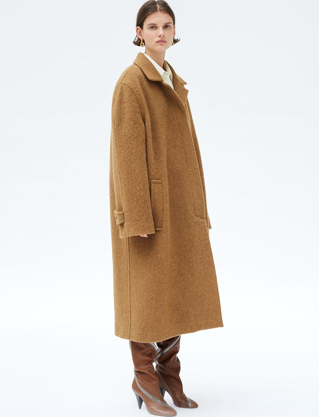 Ample et long manteau camel + bottes fronc�es marron + boucles d'oreilles dor�es = le bon mix