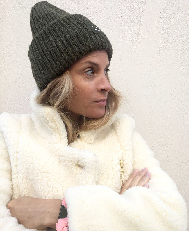 Maxi bonnet + manteau en laine effet peau de mouton = le bon mix