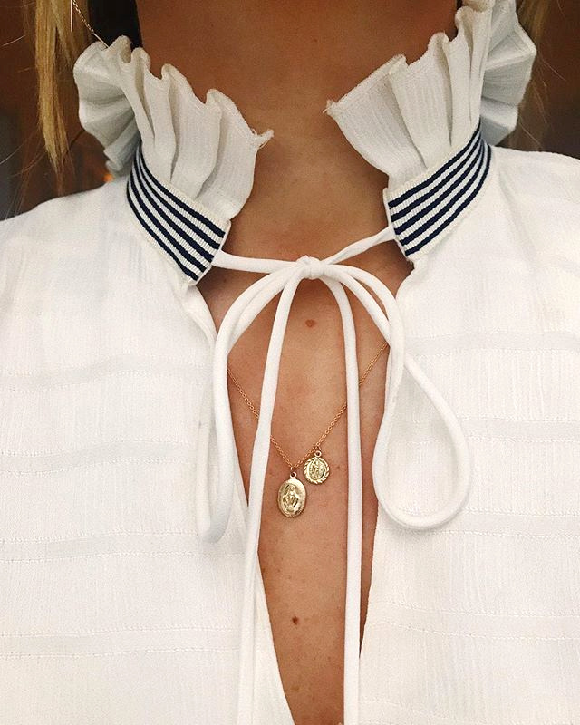 M�dailles dor�es + col volant� ouvert = le bon mix