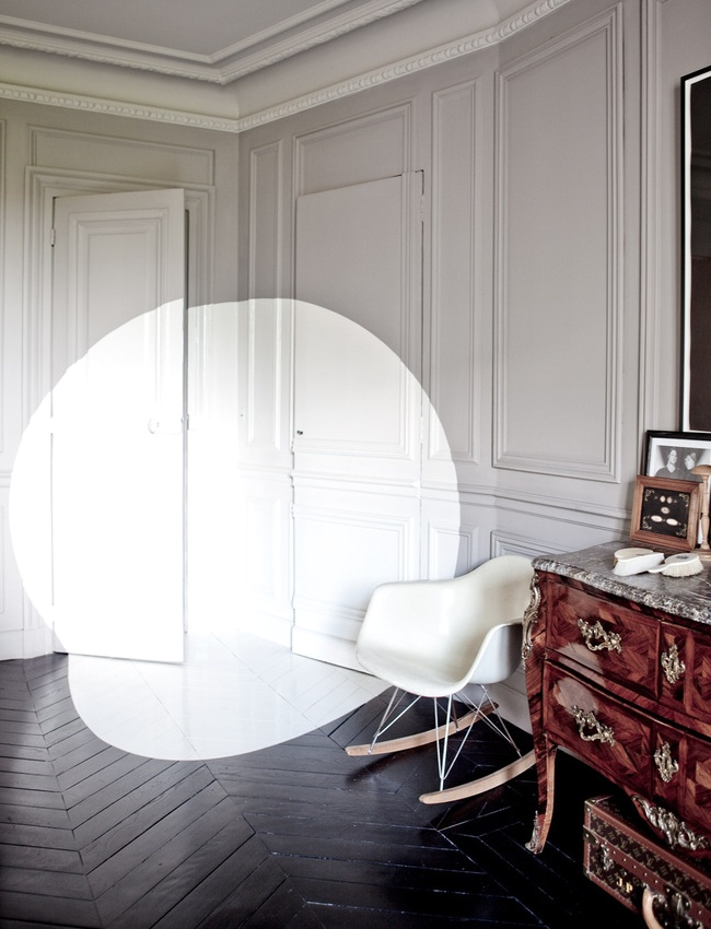 Chaise design + meuble ancien = le bon mix