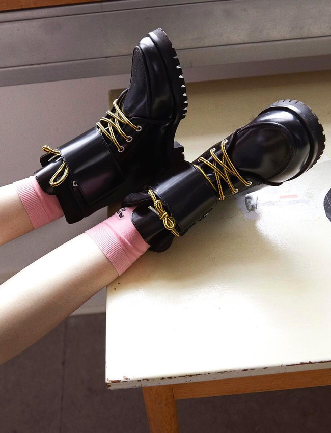 A mi-chemin entre les Paraboot et les rangers, ces bottines Ganni ne manquent pas de fashion appeal