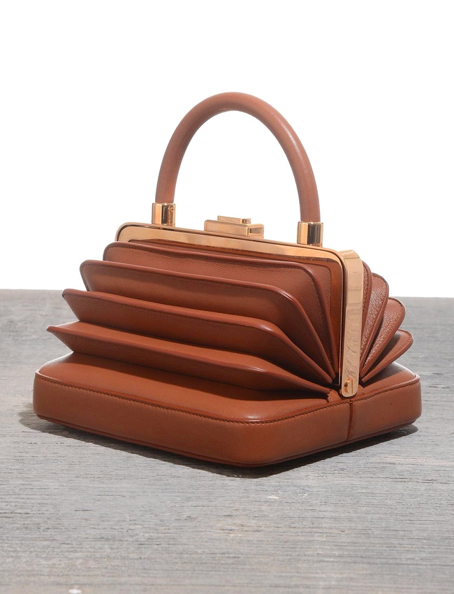 Avec sa d�gaine de lunch box accord�on, ce petit sac cognac a le m�rite de sortir de l'ordinaire