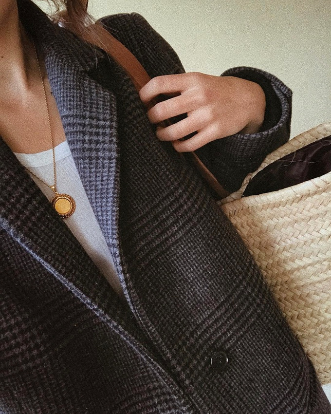 Pardessus � carreaux masculin + cabas en paille = le bon mix