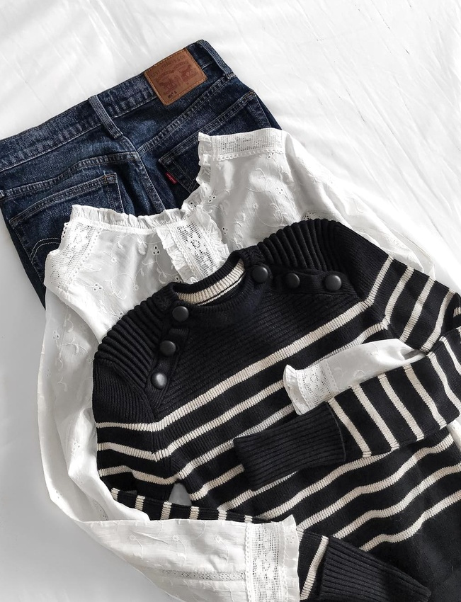 Pull marini�re et blouse en dentelle font partie de ces v�tements faits pour vivre ensemble