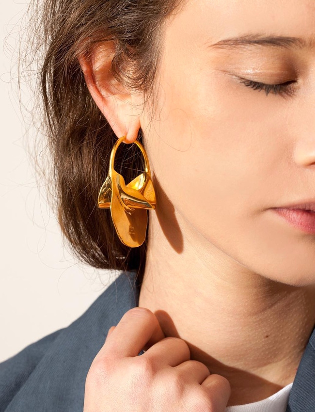 Les maxi boucles d'oreilles dor�es, une obsession qui dure !