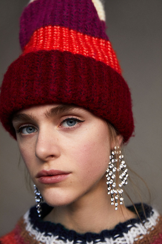 Maxi bonnet + boucles d'oreilles chics = le bon mix