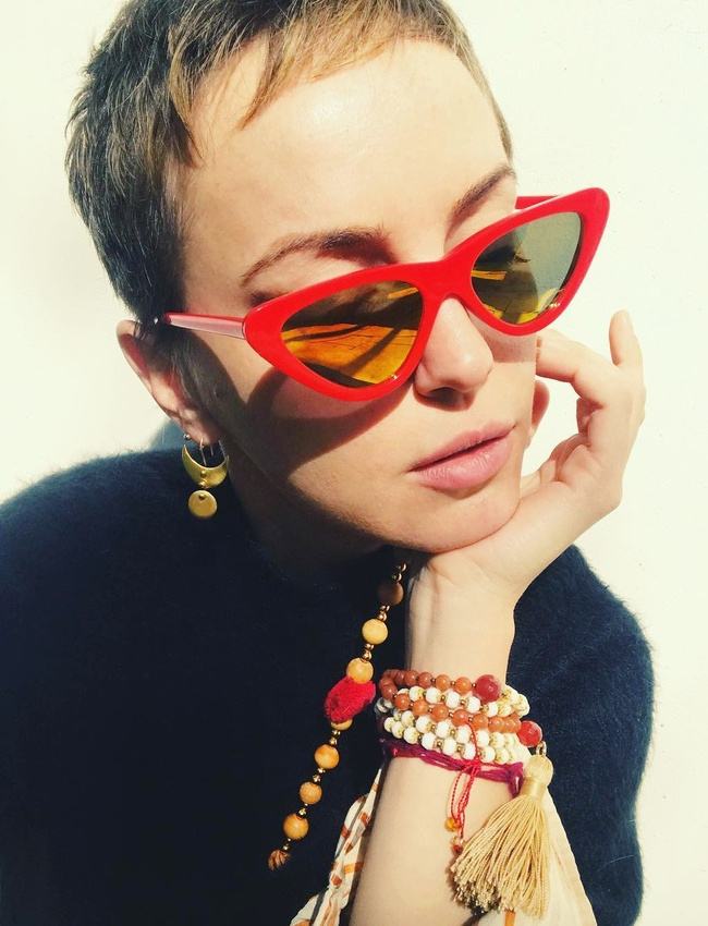 Rien de tel que des cheveux ultra courts pour s'amuser avec la mode !