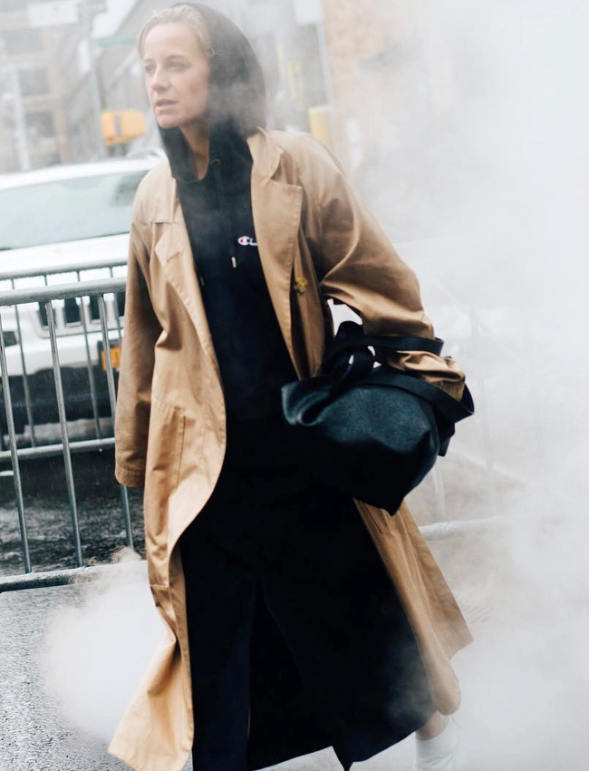 Trench + sweat � capuche = le bon mix