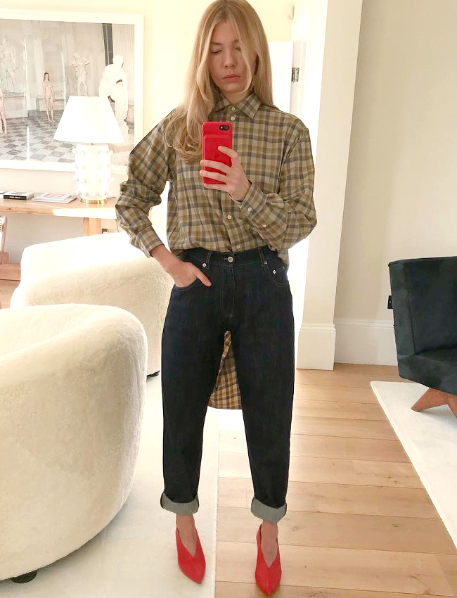 Il suffit parfois d'une paire d'escarpins rouges et d'un jean roulott� pour twister un look !