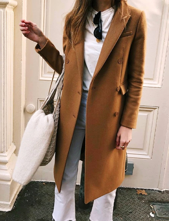 Rien de tel qu'un pardessus caramel pour r�chauffer un total look blanc !