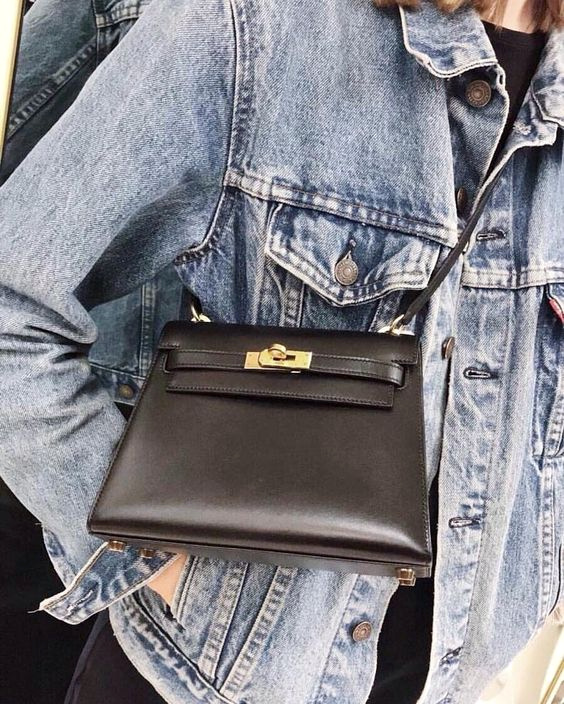 Il suffit parfois de porter ses classiques de mani�re l�g�rement insolite pour modifier leur d�gaine