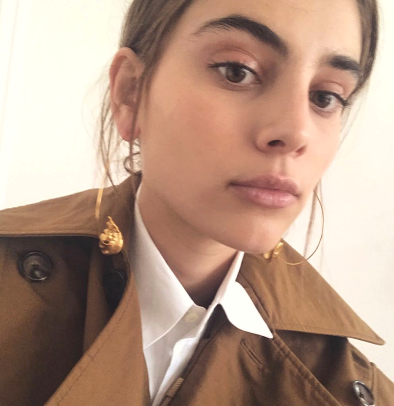 Rien de tel qu'une paire de n�o boucles d'oreilles dor�es pour twister le duo trench/chemise blanche