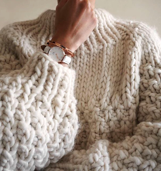 Toujours penser � adjoindre de d�licats bijoux � ses gros pulls tricot�s main...