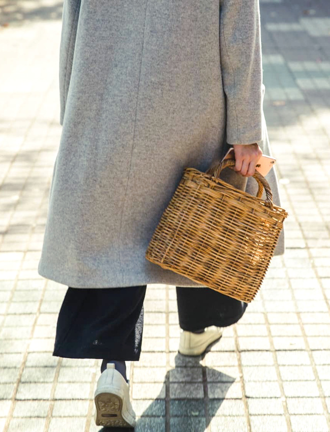 Le panier d'osier, le vestige estival susceptible de twister un look d'hiver