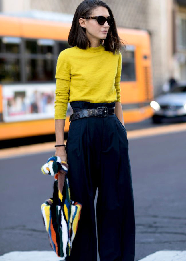 Pantalon large taille haute + tr�s fin pull color� = le bon mix