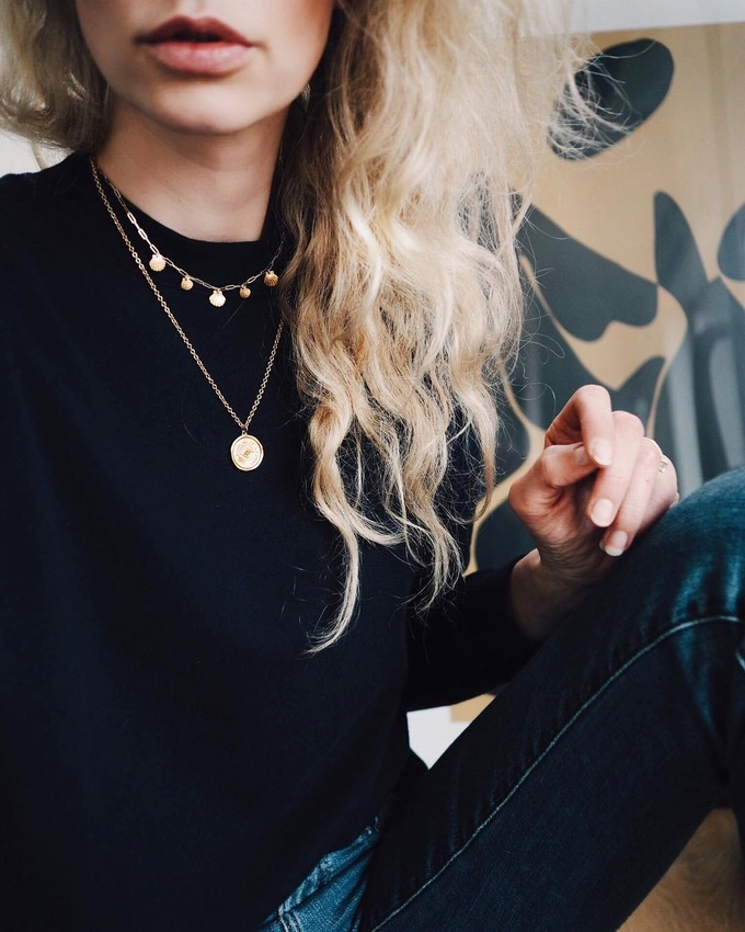 L'accumulation de colliers fonctionne aussi bien sur les tee-shirts blancs que sur les pulls col rond