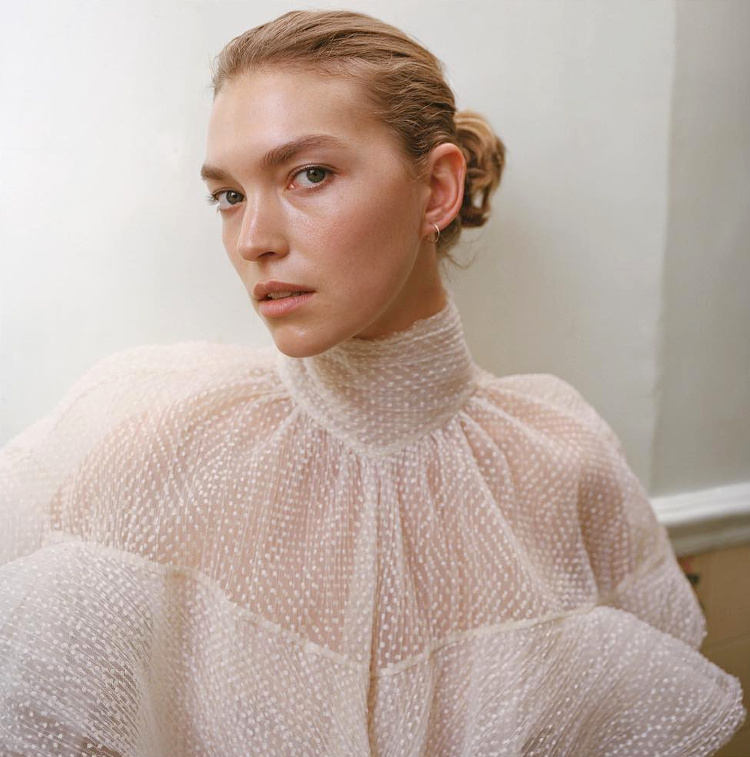 La blouse blanche diaphane, l'une des cimaises pr�f�r�es des cr�ateurs