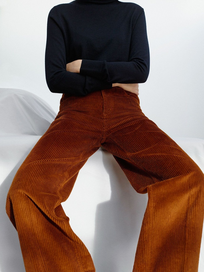 Fin pull bleu marine + pantalon large en velours c�tel� marron = le bon mix