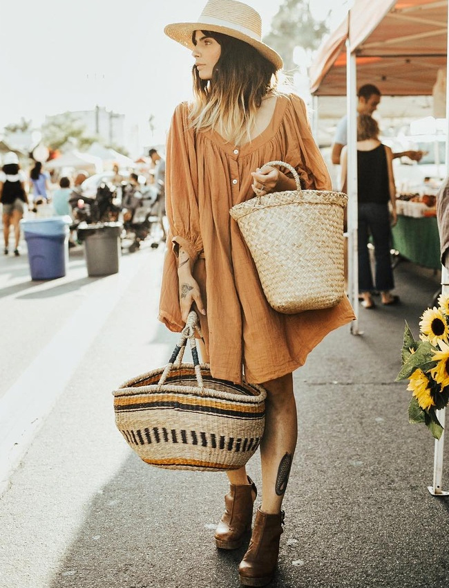 Note pour le printemps : mixer ample robe courte en coton et boots en cuir marron