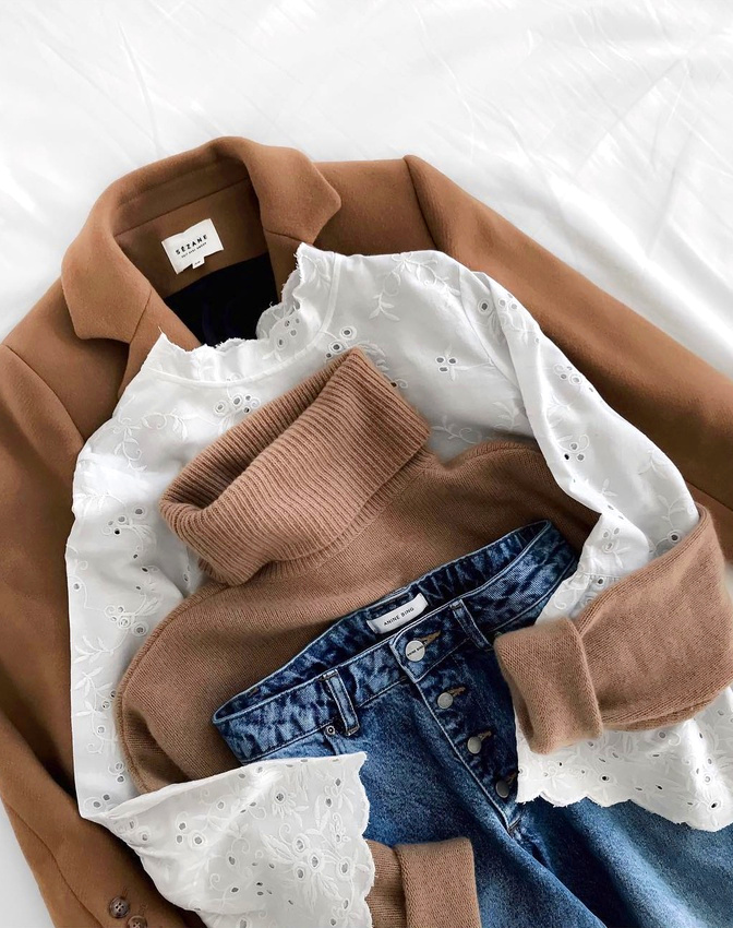 Camel + dentelle blanche + jean = le bon mix