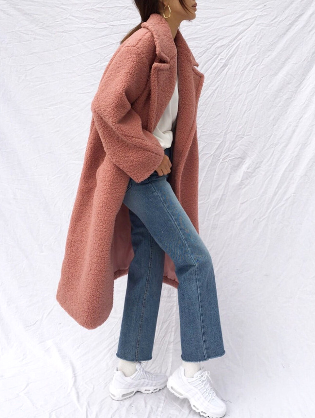 Manteau en fausse fourrure vieux rose + jean 7/8 + baskets techniques blanches = le bon mix