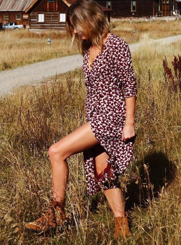 Robe fleurie bordeaux + boots fauve = le bon mix