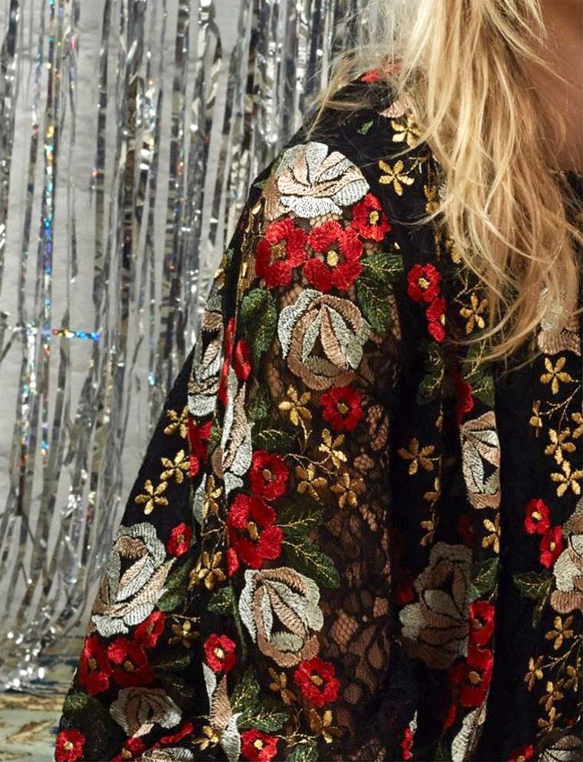 Wanted : une veste brod�e � porter avec un jean bleu d�lav�