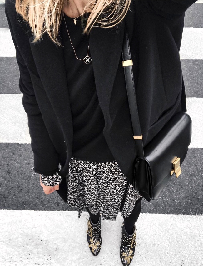 Rien de tel qu'un imprim� blanc sur fond r�glisse pour twister un total look noir !