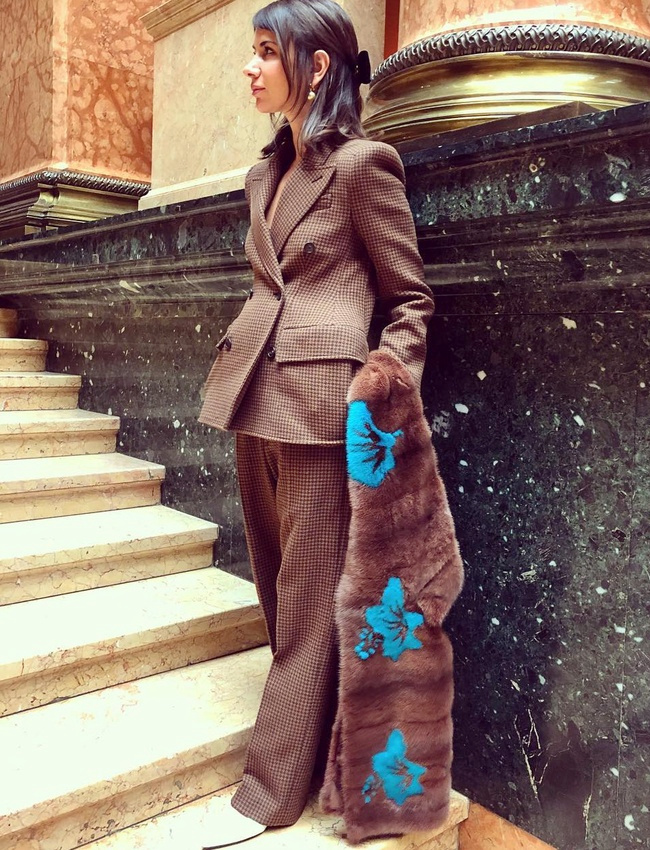 Ne jamais oublier d'insuffler une petite note glamour au costume 100% masculin