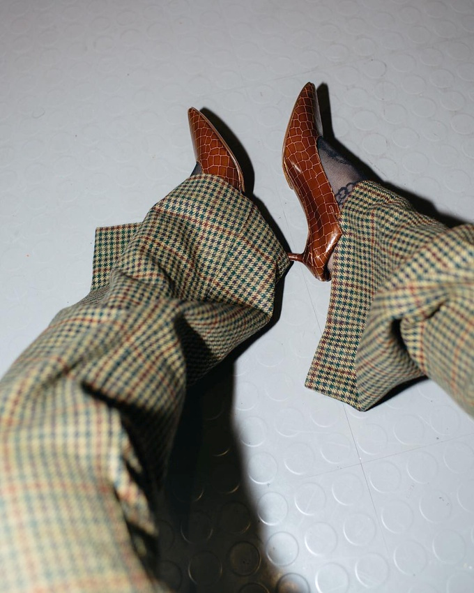 Pantalon masculin oversize + escarpins ultra f�minins l�g�rement conceptuels = le bon mix