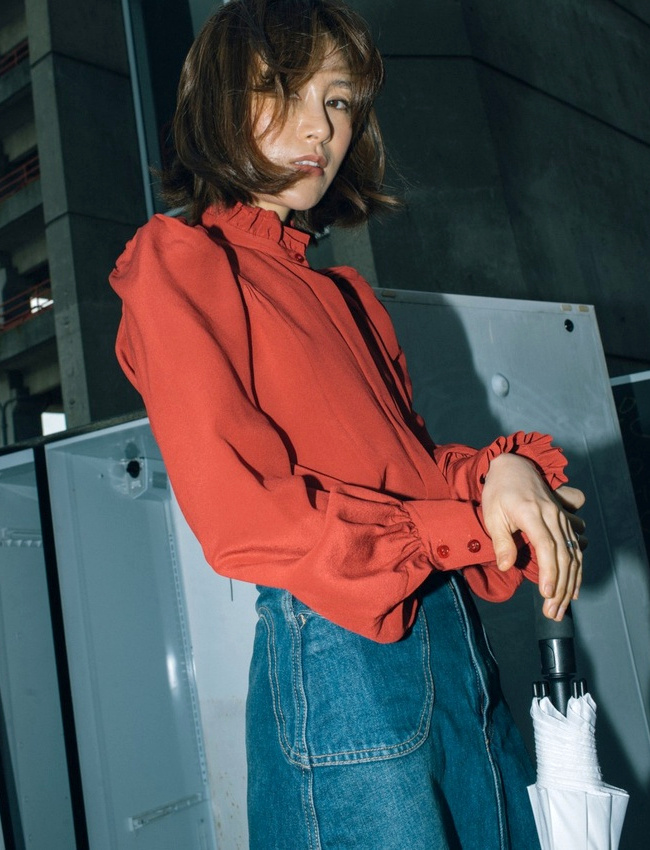 Chemise en soie rouge � finitions volant�es + jupe en jean brut = le bon mix