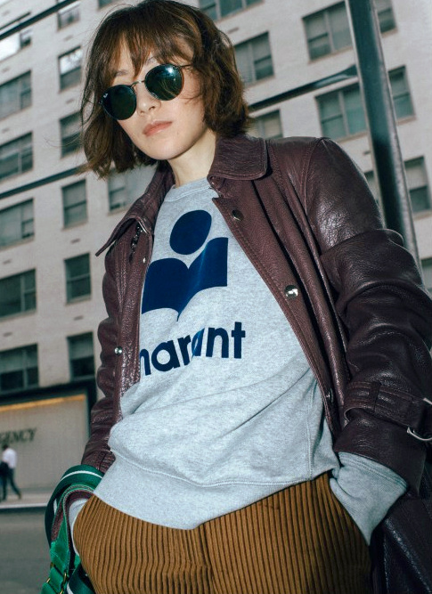 Trench en cuir + sweat esprit r�tro + pantalon large en velours = le bon mix