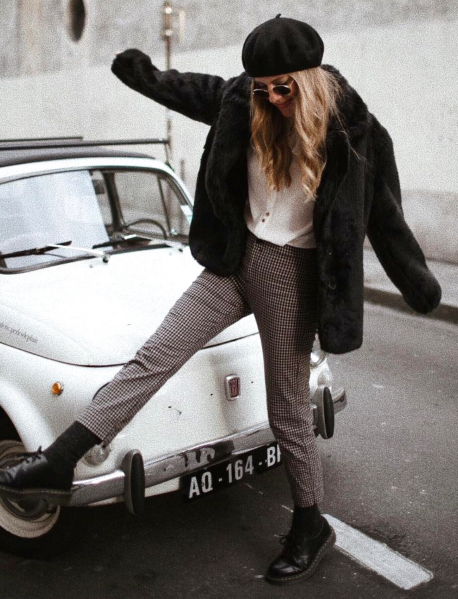 Oui au t�lescopage entre pantalon 7/8 � carreaux, veste en fausse fourrure et bonne humeur !