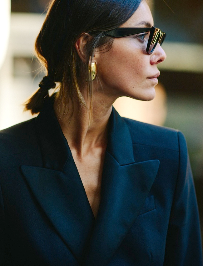 Blazer port  mme la peau + boucles d'oreilles dores = le bon mix