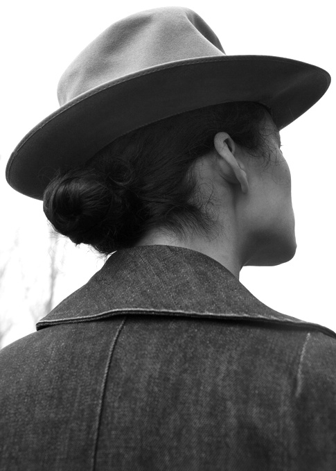 Chignon bas + f�dora = le bon mix