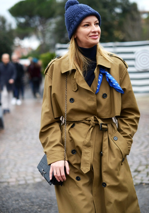 Trench l�g�rement large + bonnet torsad� bleu marine = le bon mix