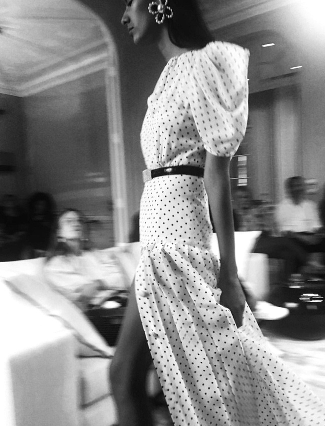 M�lant taille basse, pois d�licats et fente d�boutonn�e, cette robe � tout bon !