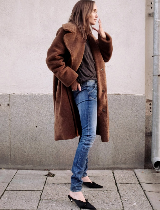 Et si le port du manteau en fausse fourrure autorisait les mules en plein hiver ?