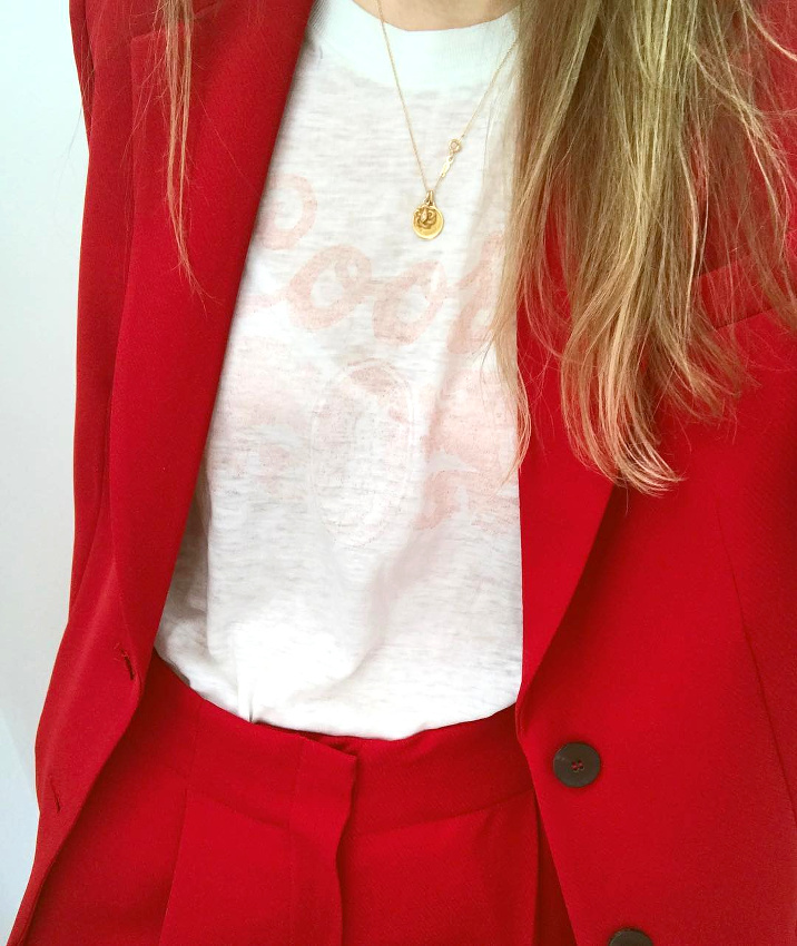 Le tee-shirt d�lav�, le meilleur alli� du costume