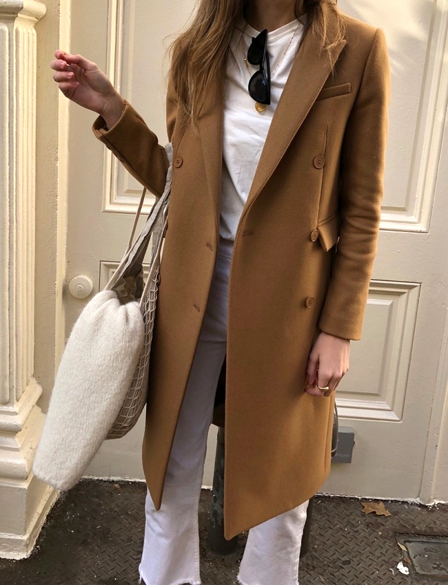 Rien de tel qu'un pardessus caramel pour r�chauffer un total look blanc !