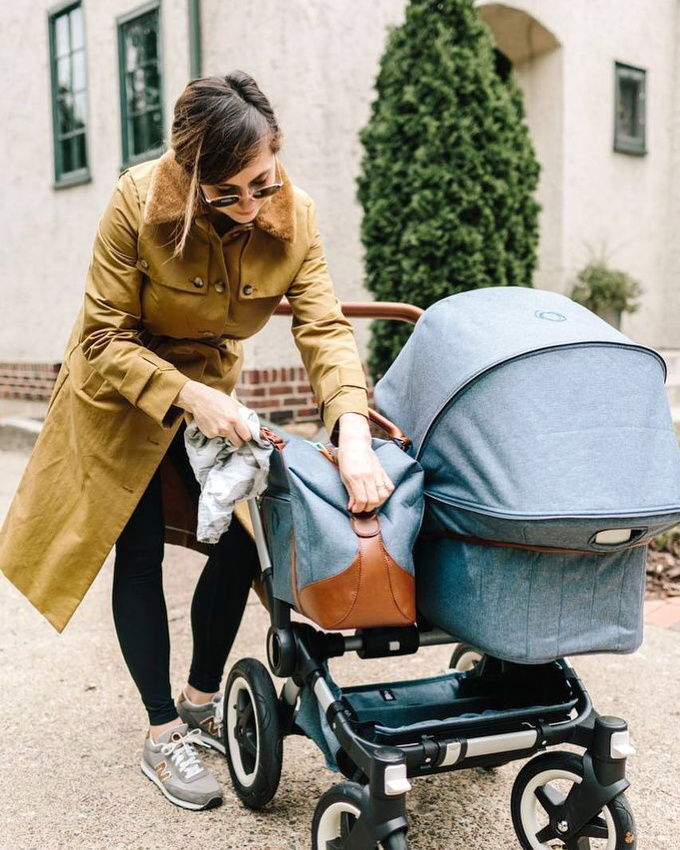 Un joli trench et une paire de baskets sigl�es : l'uniforme id�al de la jeune maman press�e !